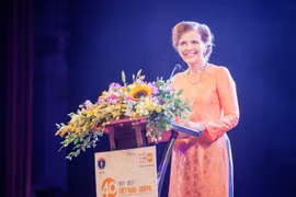 Remise de l’insigne "Pour l’œuvre du secteur de l’organisation étatique" à un représentant du FNUAP