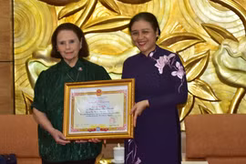 Distinction d’une militante argentine pour ses contributions aux relations Argentine - Vietnam 