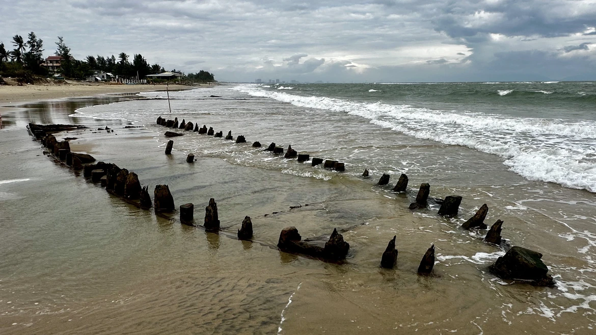 Un ancien navire refait surface sur la côte du Centre