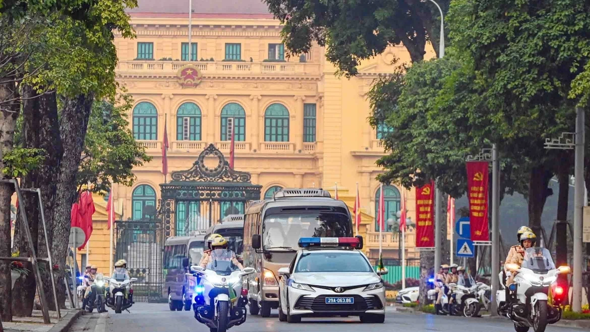 Hanoï : exercice de simulation pour l'escorte des délégations du 14e Congrès du Parti 