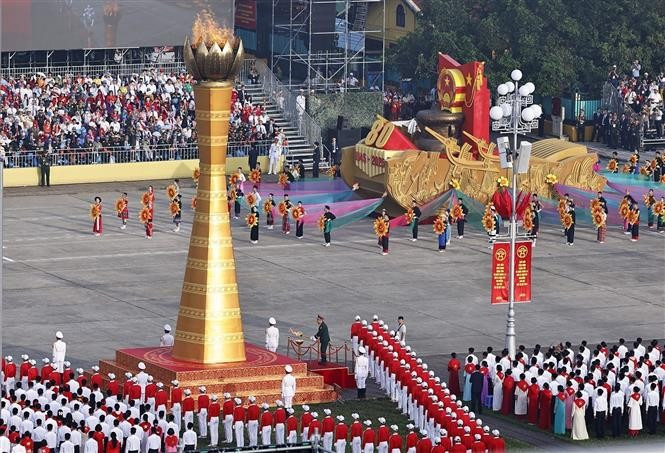 Un véhicule portant l'emblème national de la République socialiste du Vietnam au défilé. Photo : VNA