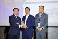 Le journaliste Tran Ngoc Long (au milieu), représentant le journal électronique VietnamPlus, a reçu le prix en Malaisie. (Photo : PV/Vietnam+)