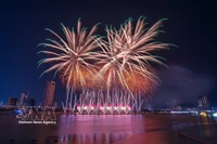 Lors du DIFF 2025, les équipes du Portugal et du Royaume-Uni ont offert des spectacles pyrotechniques éblouissants, alliant avec finesse les techniques modernes de feux d’artifice et les riches influences de la culture européenne. Photo: VNA