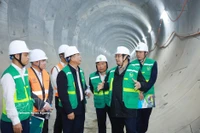 Dans la matinée du 22 février, correspondant au sixième jour de l’Année lunaire du Cheval 2026, le Premier ministre Pham Minh Chinh a effectué une inspection sur le chantier du chemin de fer urbain de Hanoï. Photo : VNA