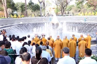 Lors de la cérémonie de requiem en mémoire des victimes de la pandémie de COVID-19 dans la matinée du 22 février, correspondant au sixième jour du Têt (Nouvelle Année du Cheval), au parc Ly Thai To, à Ho Chi Minh-Ville. Photo : VNA