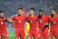 Do Duy Manh (centre) célèbre avec ses coéquipiers après avoir marqué le premier but à la 6e minute. Photo : VNA