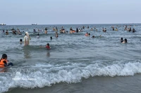 La plage de Cua Viet devient une destination idéale pour les habitants et les touristes à l’occasion des jours fériés. Photo: VNA
