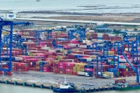 Selon le ministère de l'Industrie et du Commerce, sur les 11 premiers mois de 2025, plus de 80% du chiffre d'affaires à l'exportation se concentre sur six marchés : les États-Unis (32%), l'Union européenne-UE (15%), la Chine (14%), l'ASEAN, la République de Corée et le Japon. Photo : VNplus