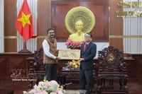Le consul général d'Inde à Ho Chi Minh-Ville (gauche) offre un cadeau commémoratif au dirigeant de la ville de Can Tho. Photo: VNA