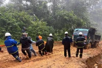 Des ouvriers de la Compagnie d’électricité de Quang Tri surmontent les difficultés pour rétablir l’alimentation électrique dans les villages enclavés avant le 15 décembre. Photo: VNA
