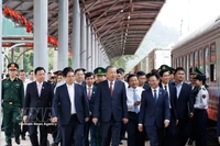 Le secrétaire général To Lam, le Premier ministre Pham Minh Chinh et d'autre délégués effectuent une inspection de terrain à la gare de Dong Dang. Photo: VNA