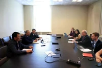 La délégation vietnamienne à une réunion bilatérale avec des représentants de la délégation américaine. Photo: VNA