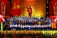 Le secrétaire général Tô Lâm, le président de la République Luong Cuong et le Premier ministre Pham Minh Chinh, ainsi que de nombreux délégués, au XIe Congrès national d’émulation patriotique. Photo: VNA
