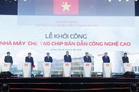 Le secrétaire général To Lam, le Premier ministre Pham Minh Chinh et d'autres délégués ont officiellement lancé la construction de l'usine de fabrication de semi-conducteurs de haute technologie. Photo : VNA