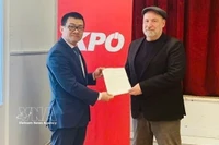 L'ambassadeur du Vietnam en Autriche, Vu Le Thai Hoang (gauche), remet une lettre de remerciement du Comité central du PCV au président du Parti communiste d'Autriche (KPÖ), Günther Hopfgartner. Photo: VNA