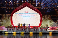 Le Comité provincial du Parti, le Conseil populaire, le Comité populaire et le Comité du Front de la Patrie de Ninh Binh viennent d'organiser la cérémonie solennelle de réception du certificat classant le complexe paysager et archéologique de Tam Chuc en Vestige national spécial. Photo : VNA