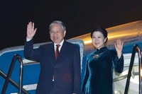 Le secrétaire général du Parti communiste du Vietnam (PCV), Tô Lâm, et son épouse, accompagnés d'une délégation de haut niveau, ont quitté l'aéroport international de Wattay à Vientiane, concluant avec succès leur visite d'État au Laos. Photo : VNA