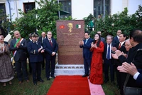 Le Premier ministre Pham Minh Chinh et son épouse assistent à l'inauguration de la stèle commémorative du Président Hô Chi Minh en Algérie. Photo: VNA