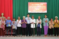 Le 3 avril, une délégation de l’Assemblée nationale (AN) conduite par son vice-président, Vu Hong Thanh, s'est rendue dans la ville de Can Tho pour présenter ses vœux à la communauté khmère, à l'occasion du Nouvel An Chol Chnam Thmay. Photo : VNA