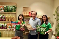 « Vitalité des produits vietnamiens » met en lumière une sélection rigoureuse de denrées emblématiques, issues de filières de production transparentes, telles que les nids de salangane de Khanh Hoa, les noix de macadamia Truong Giang de Lai Chau, ou encore les produits à base de Solanum procumbens de la marque Sadu. Photo : VNA