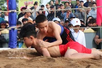 Dans le respect de l’esprit martial, le festival de lutte du village de Sinh interdit formellement toute prise ou tout coup dangereux. Photo : Mai Trang – VNA