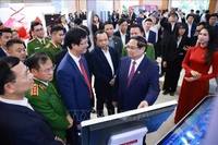 Le Premier ministre Pham Minh Chinh visite une exposition sur le développement des sciences, des technologies, de l'innovation et de la transformation numérique. Photo : VNA.