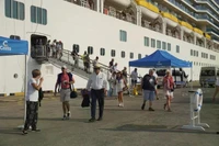 Les croisiéristes débutent leur visite des sites historiques, monuments et attractions de Hô Chi Minh-Ville. Photo : sggp.org.vn