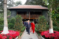 Le secrétaire général accompagné d'une délégation de haut rang comprenant des membres du Bureau politique et du Secrétariat du CC du Parti ainsi que des responsables des bureaux du CC du PCV et du secrétaire général rend hommage au Président Ho Chi Minh à la Maison 67, située dans l’enceinte du Palais présidentiel. Photo : VNA