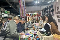 Les visiteurs au pavillon du Vietnam à la Foire internationale de l’artisanat Artigiano in Fiera. Photo : VNA