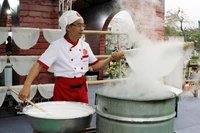 Le festival offre un espace d’échanges et de rencontres entre artisans, entreprises, chercheurs et passionnés de gastronomie, au Vietnam comme à l’étranger. Photo : VNA