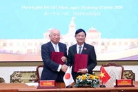 Vo Van Minh, président du Conseil populaire de Hô Chi Minh-Ville (à droite), et Yanai Shungaku, président de l’Assemblée préfectorale de Yamaguchi (Japon), signent le mémorandum d’entente sur les échanges et la coopération. Photo: VNA