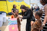 Le Thi Bich Tran, épouse du Premier ministre Pham Minh Chinh, rend visite aux habitants de Tsakane (Afrique du Sud) et leur offre des cadeaux. Photo : VNA