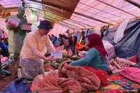 De nombreuses organisations et personnes apportent leur soutien aux populations des zones inondées. Photo: sggp.org.vn