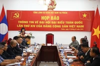 Lors de la conférence de presse sur le 14e Congrès national du Parti communiste du Vietnam à Paksé. Photo : VNA