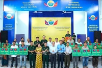 Le Commandement des gardes-frontières, en coopération avec les autorités de la province vietnamienne de Tây Ninh et du district de Svay Teab (province cambodgienne de Svay Rieng), remet symboliquement 20 bovins à 20 familles défavorisées des communes de Long Thuân et Monorom. Photo : VNA