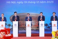Le Premier ministre Pham Minh Chinh (centre) et les délégués appuient sur le bouton lançant les travaux, inaugurant et mettant en service technique les projets et ouvrages concernés. Photo: VNA