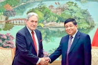 Le vice-Premier ministre Nguyên Chi Dung (droite) et Winston Peters, ministre néo-zélandais des Affaires étrangères (AE). Photo: baochinhphu.vn