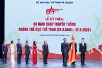 Le secrétaire général du Parti To Lam remet l’Ordre du Travail de première classe, à l’Autorité des sports du Vietnam pour ses contributions remarquables au développement du secteur. Photo: VNA