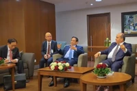 Le Premier ministre Pham Minh Chinh et son homologue algérien Sifi Ghrieb coprésident une séance de travail avec les ministères, agences et entreprises vietnamiennes et algériennes, afin de mettre en œuvre les engagements pris. – Photo : VGP