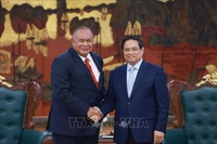 Le Premier ministre Pham Minh Chinh (droite) et le ministre des Affaires étrangères et de la Coopération du Timor-Leste, Bendito dos Santos Freitas. Photo: VNA