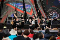 Le 10 février, lors de la Foire de Printemps 2026 au VEC, un spectacle de danse présenté par des artistes de l'Opéra et du Ballet National du Vietnam a attiré un large public. Photo : VNA