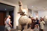 Des visiteurs découvrent les artefacts exposés au musée. Photo: Kha Pham – VNA