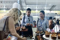 Dégustation de plats préparés sur place lors du programme « À la découverte de l’agriculture américaine », organisé le 19 juillet 2025 par le Département de l’Agriculture des États-Unis et le Consulat général des États-Unis à Ho Chi Minh-Ville. Photo : VNA