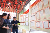 Au bureau de vote n° 5, situé au lycée Trung Vuong (quartier de Cua Nam), tous les préparatifs sont terminés pour accueillir les électeurs. Photo : VNA