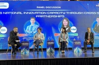 Des experts débattent lors du sommet. Photo : VNA