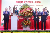 Le secrétaire général du Parti Tô Lâm (gauche) offre un panier de fleurs pour féliciter le Congrès des organisations du Parti de la commune de Nghia Tru pour le mandat 2025-2030. Photo : VNA