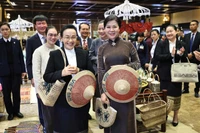 Mme Ngo Phuong Ly et Mme Naly Sisoulith ont pris part à une activité d’échange avec des artisans représentatifs de plusieurs villages de métiers traditionnels de la province de Ninh Binh. Photo: VNA