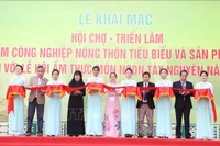 Lors de l'ouverture de la Foire-exposition des cadeaux, des produits industriels ruraux typiques et des produits OCOP (« À chaque commune son produit »), couplée au Festival culinaire des délices des Hauts Plateaux du Centre 2025, au Centre culturel et touristique provincial de Dak Lak. Photo : VNA