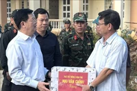 Le vice-Premier ministre Mai Van Chinh remet des cadeaux aux écoles endommagées par le typhon. Photo : VNA