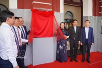 Le Comité populaire de la ville de Hue et la Société nationale des chemins de fer du Vietnam ont dévoilé le 26 mars la nouvelle interface du train «Voyage de connexion des patrimoines du Centre». Photo : VNA